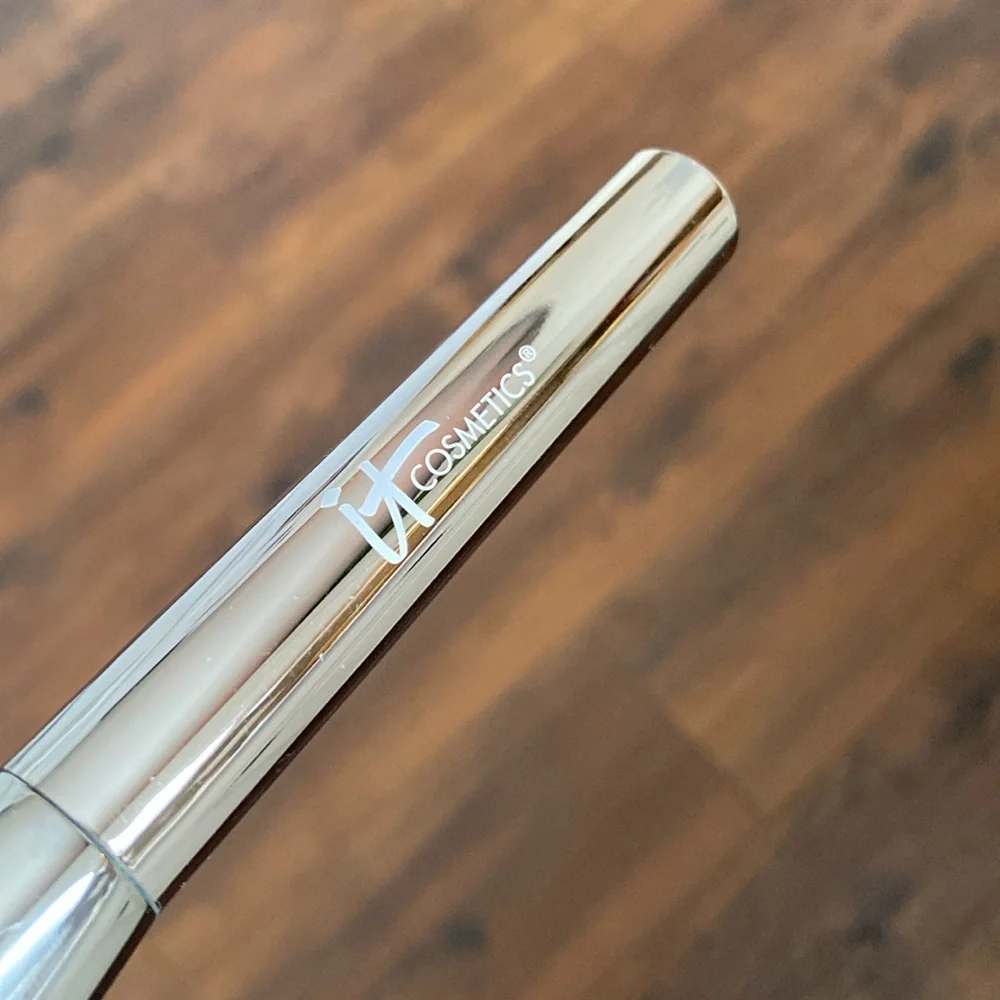 It Cosmetics Makeup Brush Heavenly LUXE PLUSH PADDLE Foundation Brush